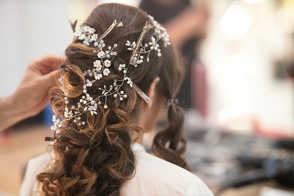 Braut mit Hochsteckfrisur und von der Coiffeuse gestylten Haaren