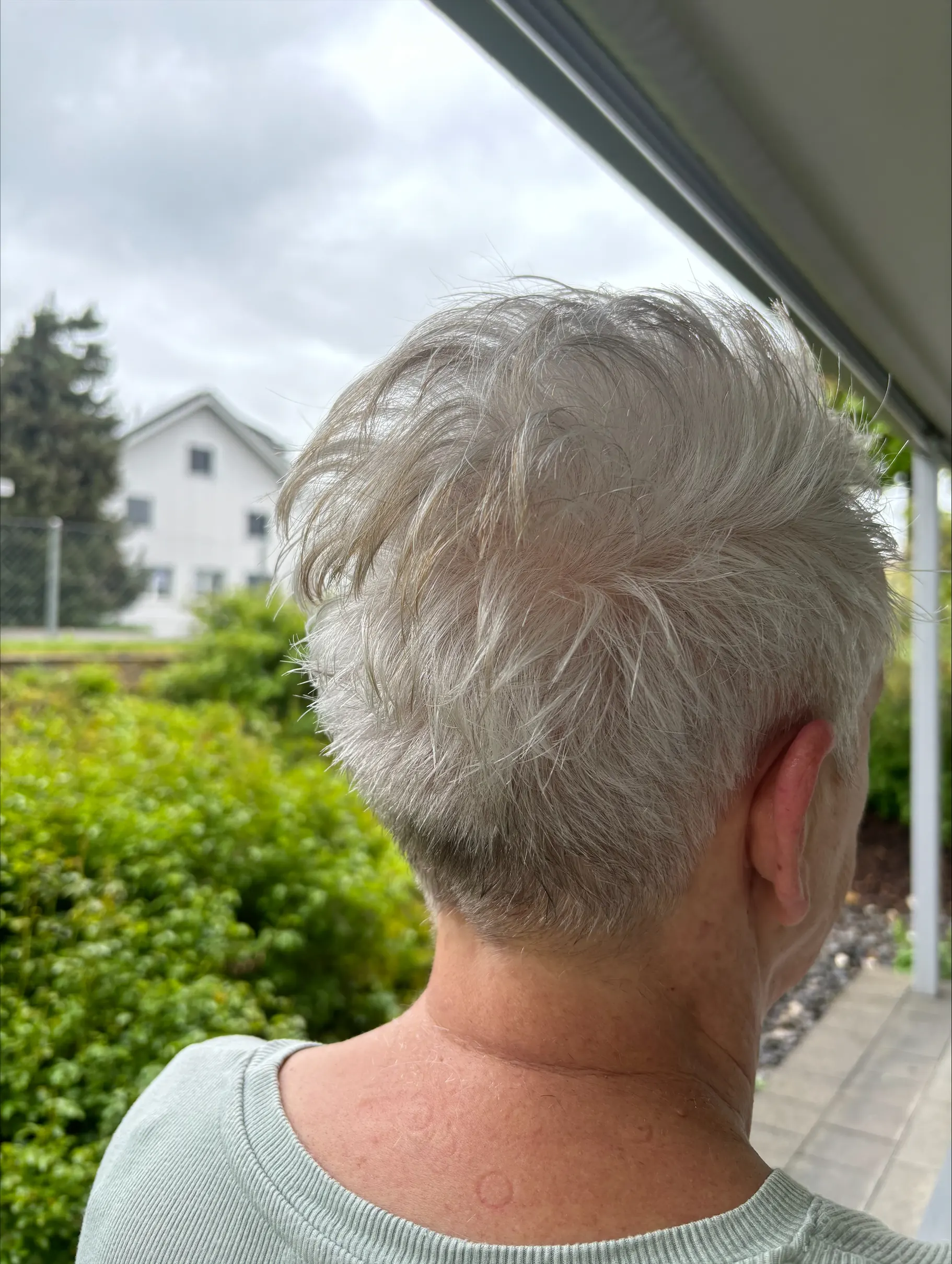 Kundin mit ihrem neuen Haarschnitt von thehairlounge.ch