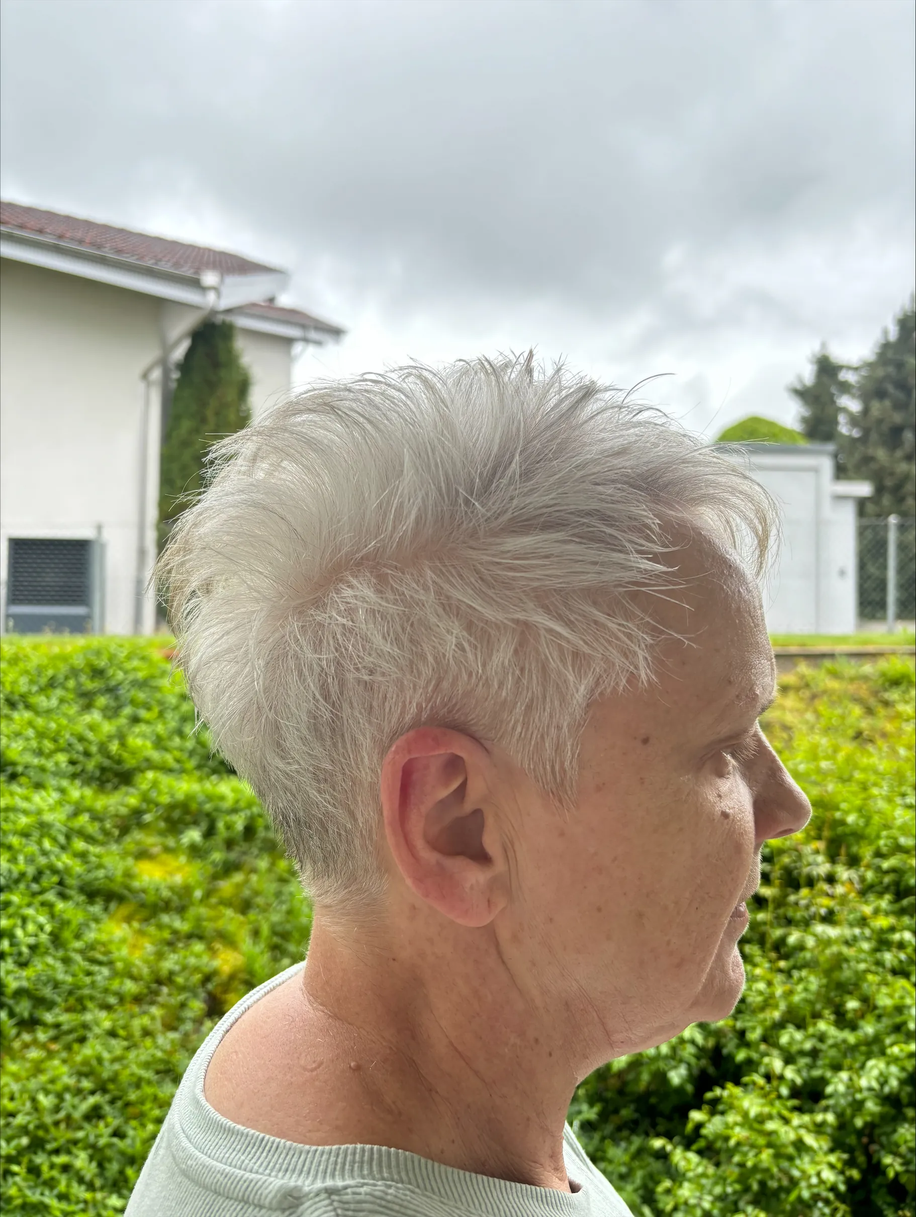 Kundin mit ihrem neuen Haarschnitt von thehairlounge.ch