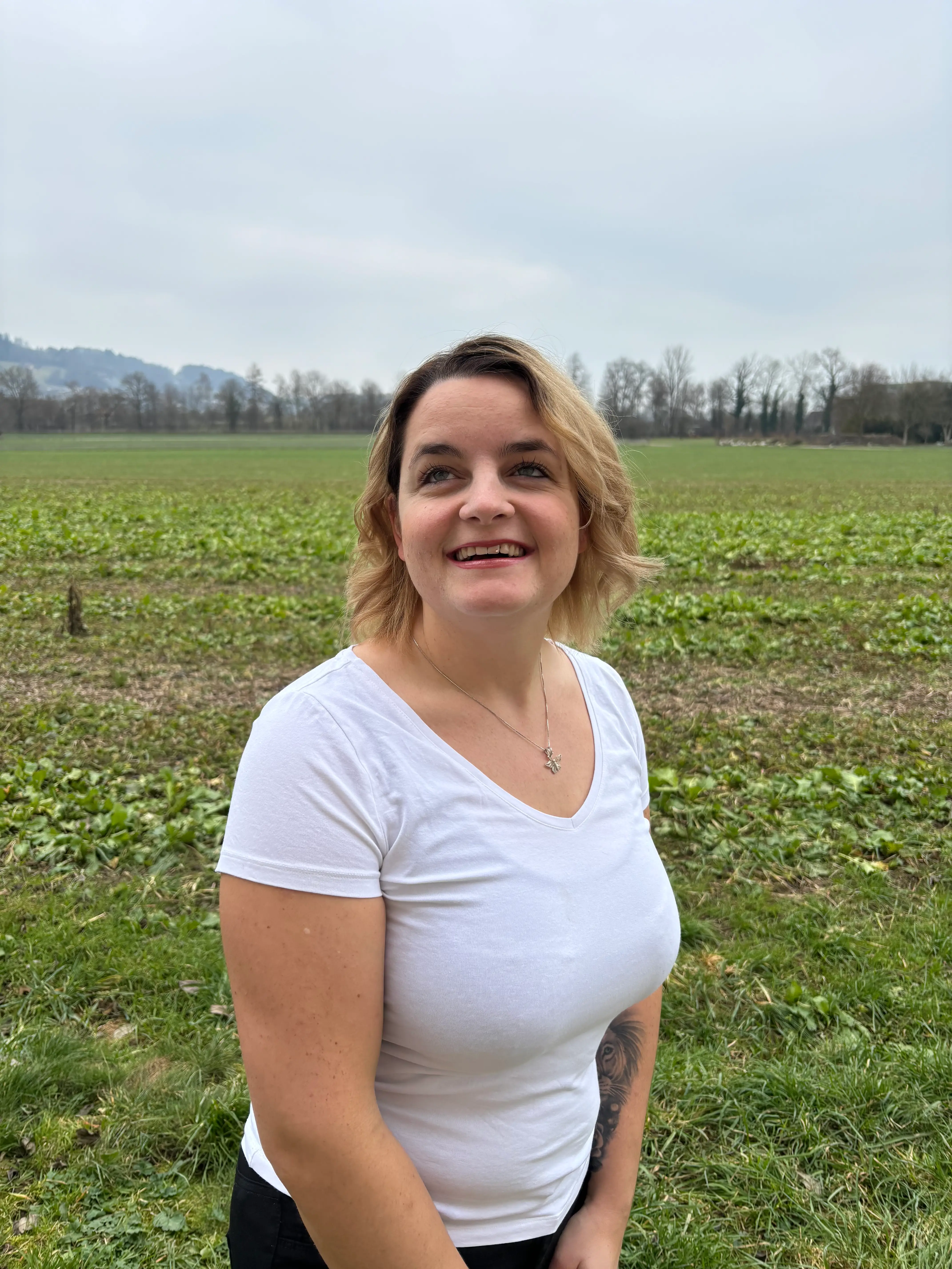 Tanja Hunkeler schneidet einem Mann die Haare