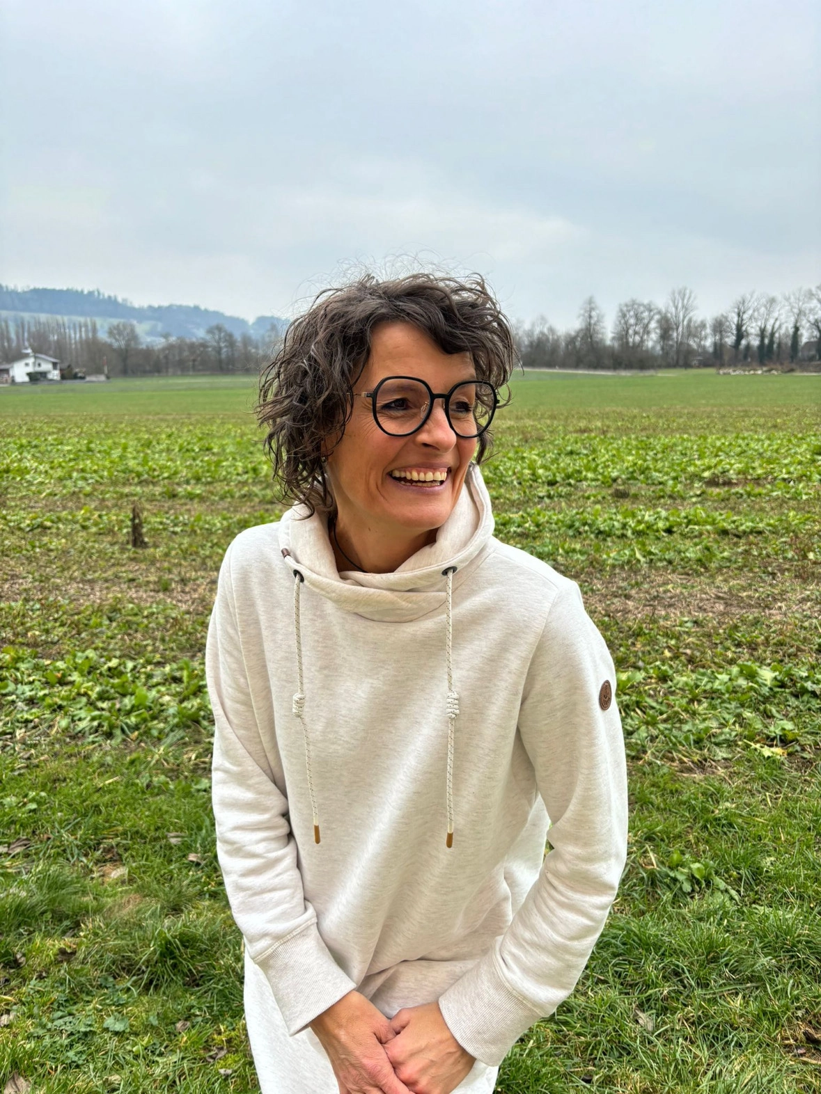 Tanja Hunkeler schneidet einem Mann die Haare